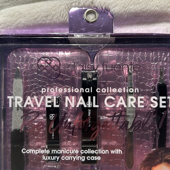 DAISY FUENTES  Travel Nail Care Set in Luxury Carrying Case. - Picture 2 of 3